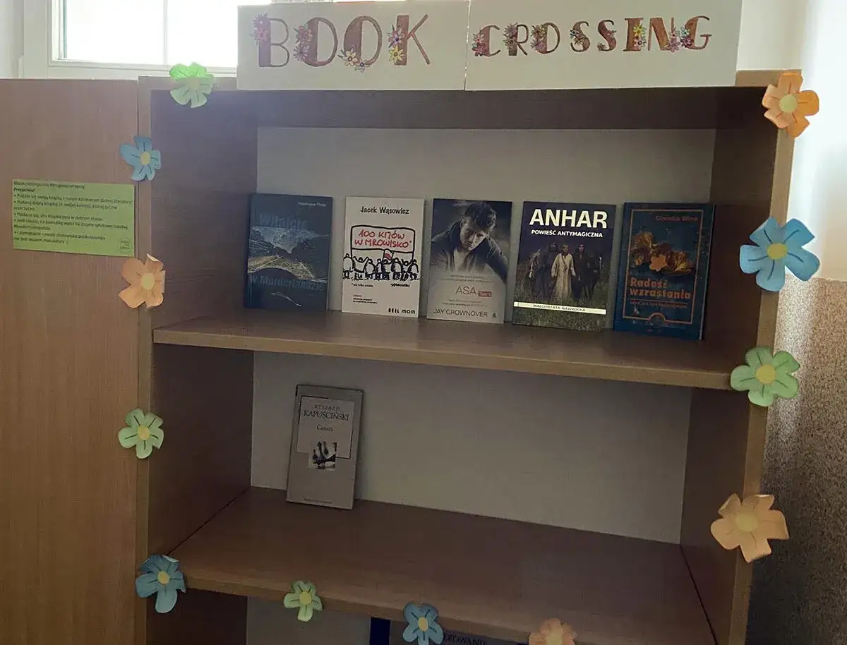 bookcrossing półka z książkami