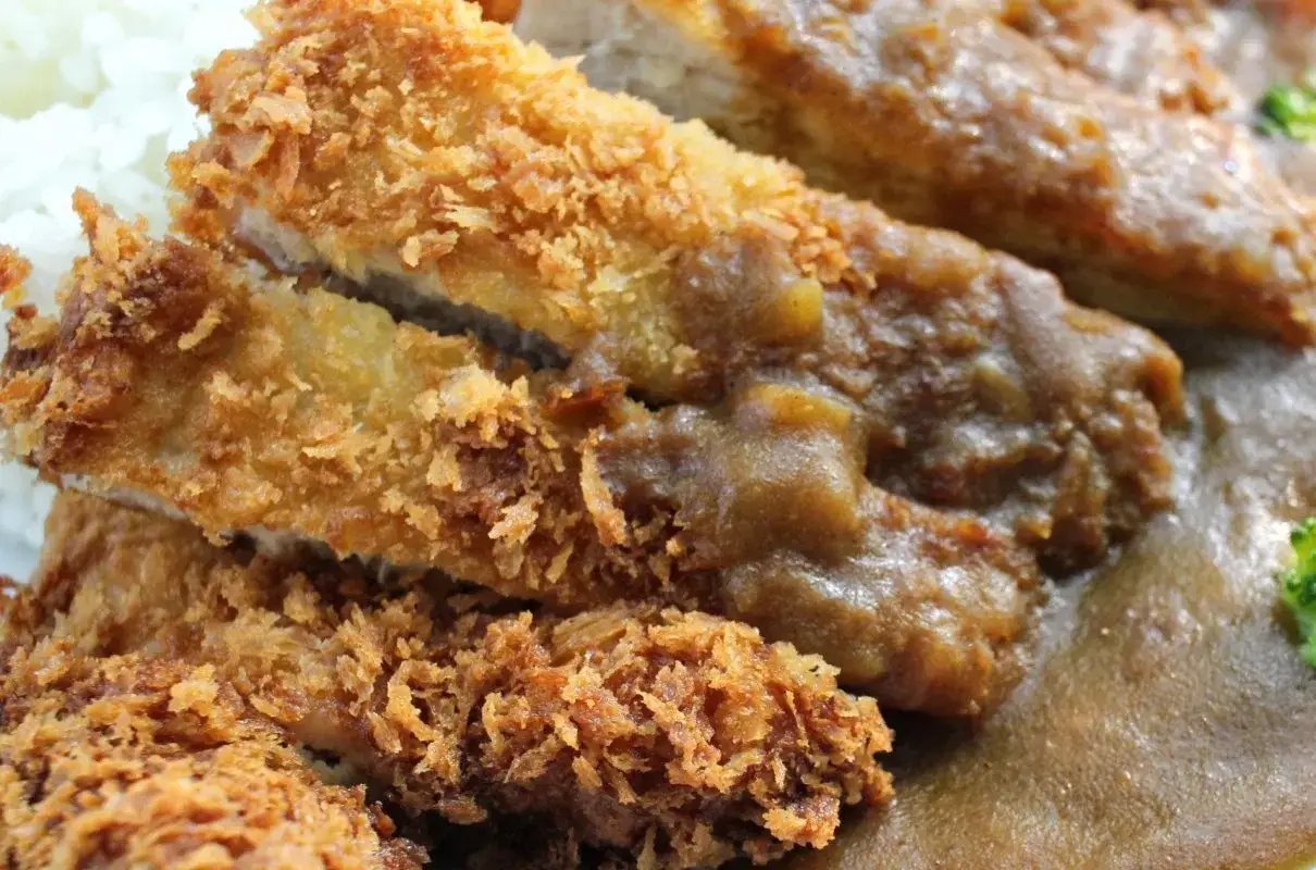 Chrupiący kurczak po japońsku w sosie curry, podany z ryżem. Idealny posiłek dla miłośników japońskich smaków.