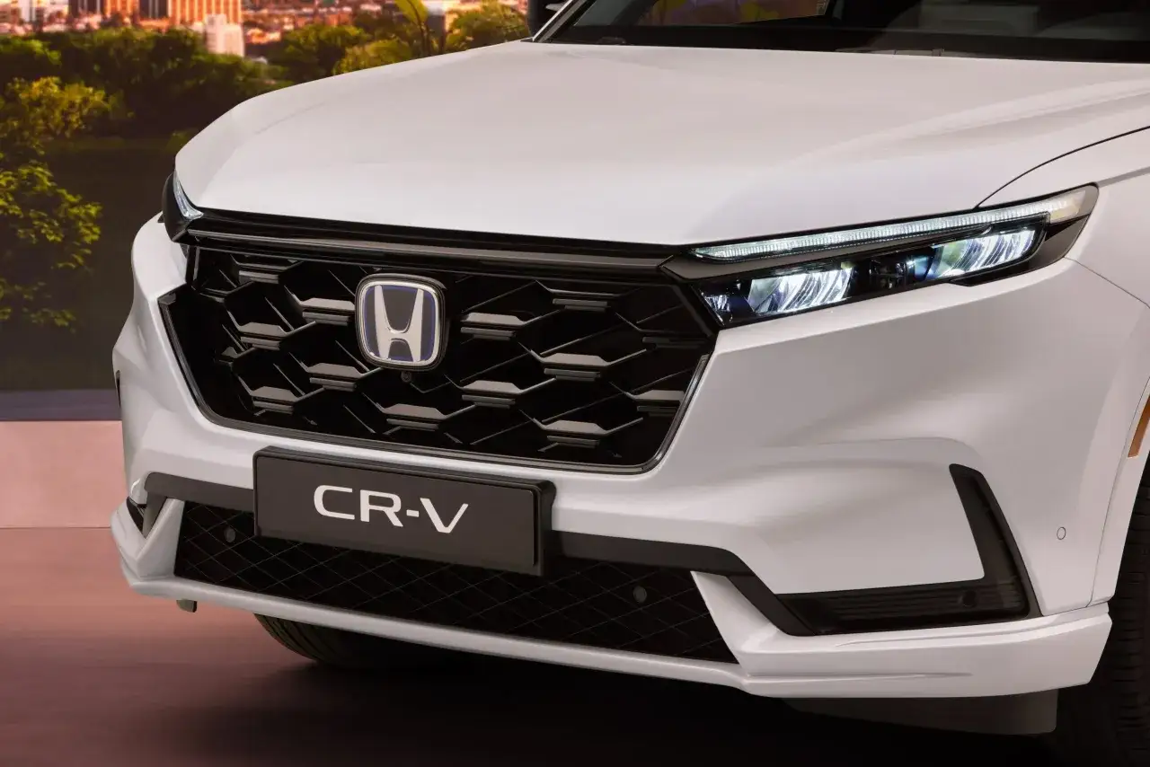 Nowy biały Honda CR-V, jeden z najpopularniejszych honda suv modele, z nowoczesnym grillem i światłami LED.