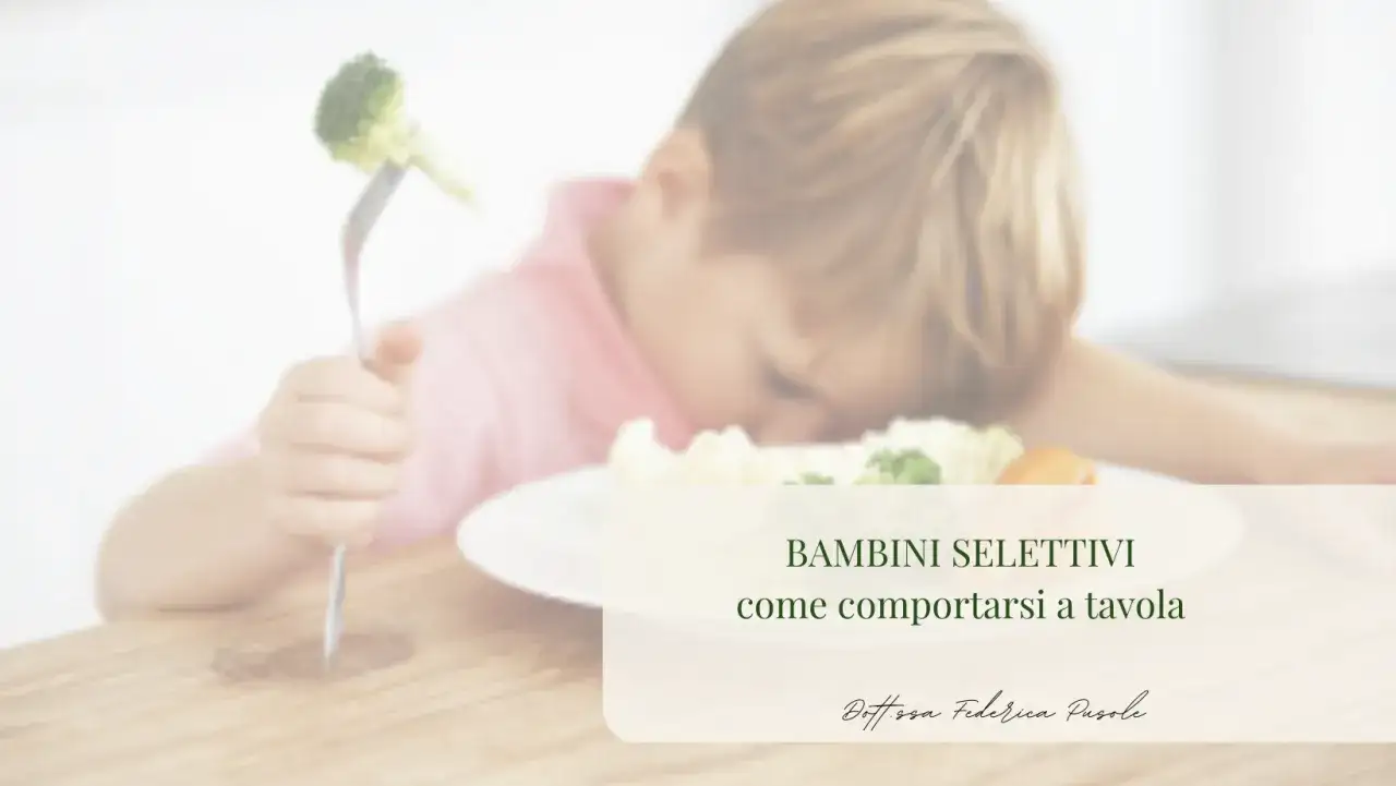 Bambino con broccoli sul piatto, simbolo di alimentazione selettiva e le sue cause.