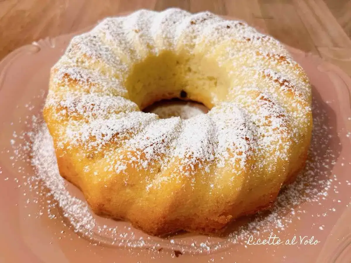 Un soffice ciambellone allo yogurt, spolverato di zucchero a velo, pronto per essere gustato.