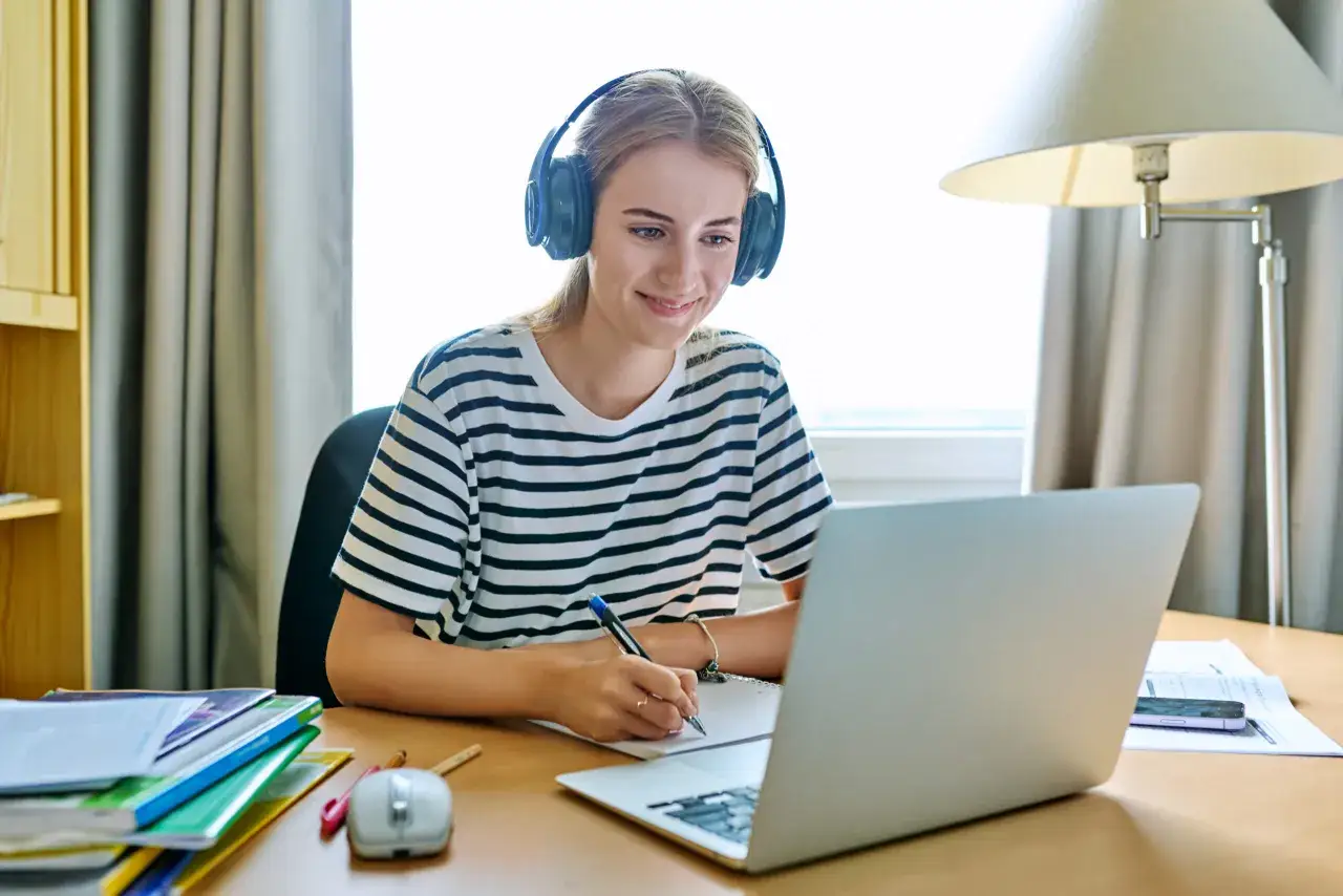 osoba czytająca książkę i słuchająca podcastu, narzędzia do samorozwoju
