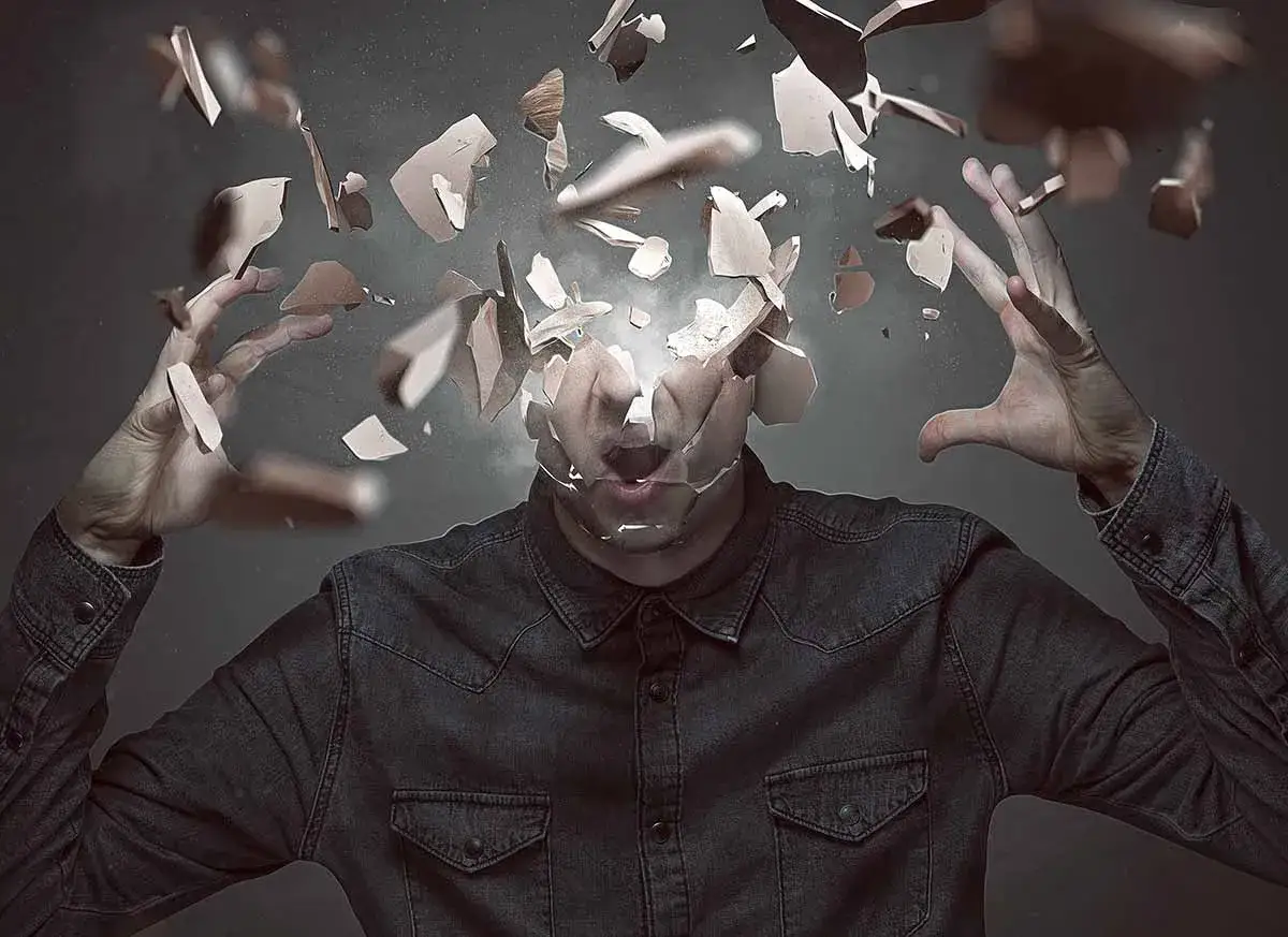 Uomo con la testa che si frantuma, simbolo di un profondo senso di mancanza di motivazione e stress.