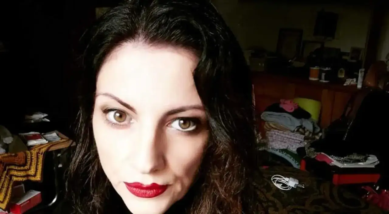 Primo piano di Veronica Tomassini, con labbra rosse e sguardo intenso. L'et&agrave; di Veronica Tomassini &egrave; un mistero affascinante.