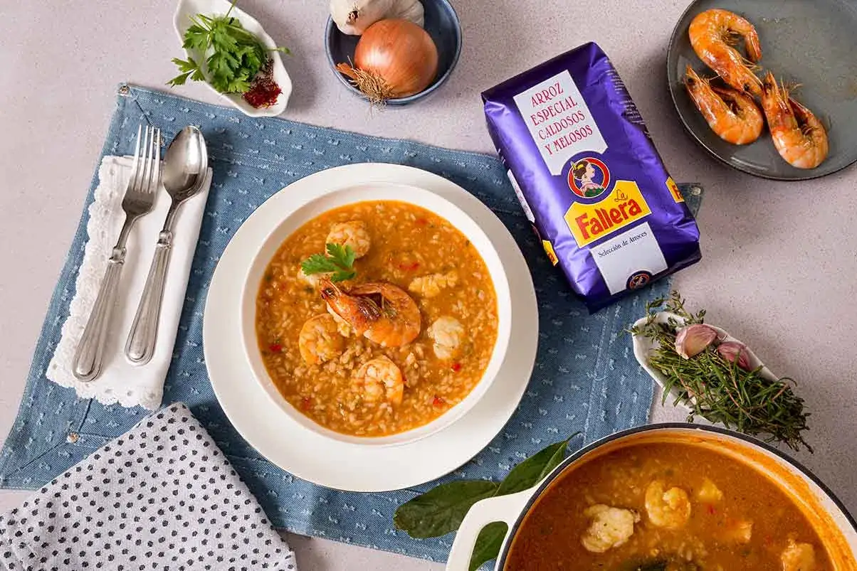 Un delicioso arroz con rape y gambas, preparado con arroz especial para caldos y melosos.