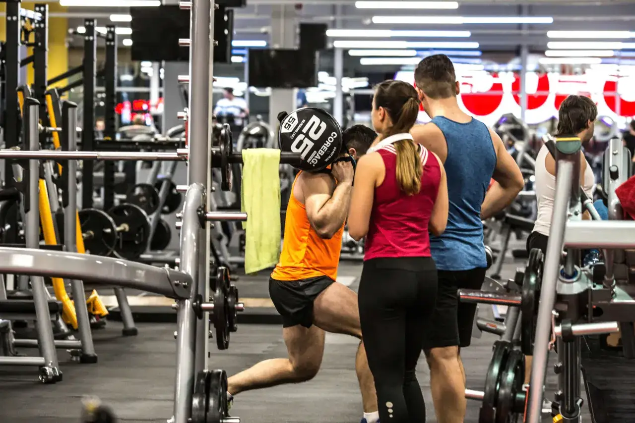 Wnętrze boxa CrossFit z ludźmi trenującymi
