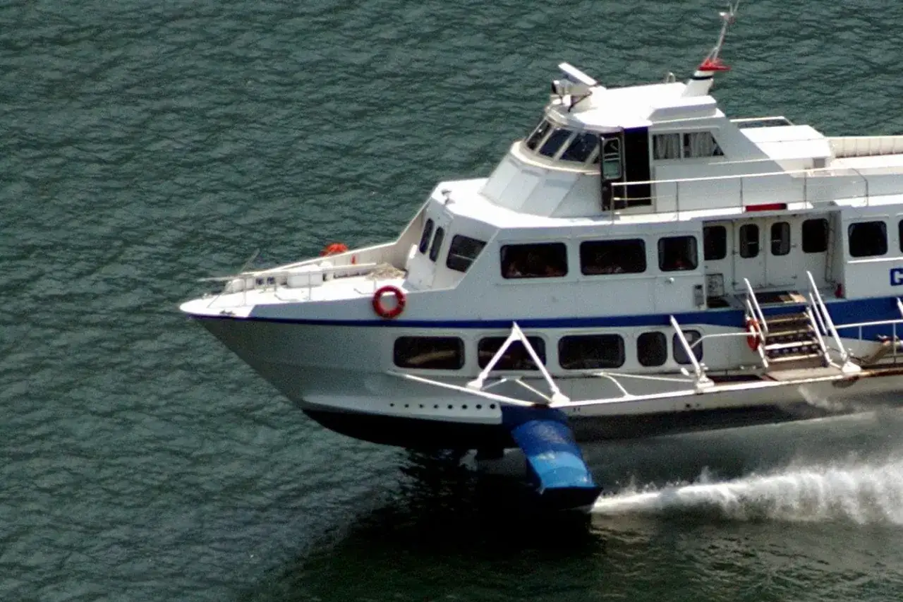 Aliscafo bianco con strisce blu in navigazione, ideale per scoprire gli orari e prezzi dei traghetti Napoli Casamicciola.