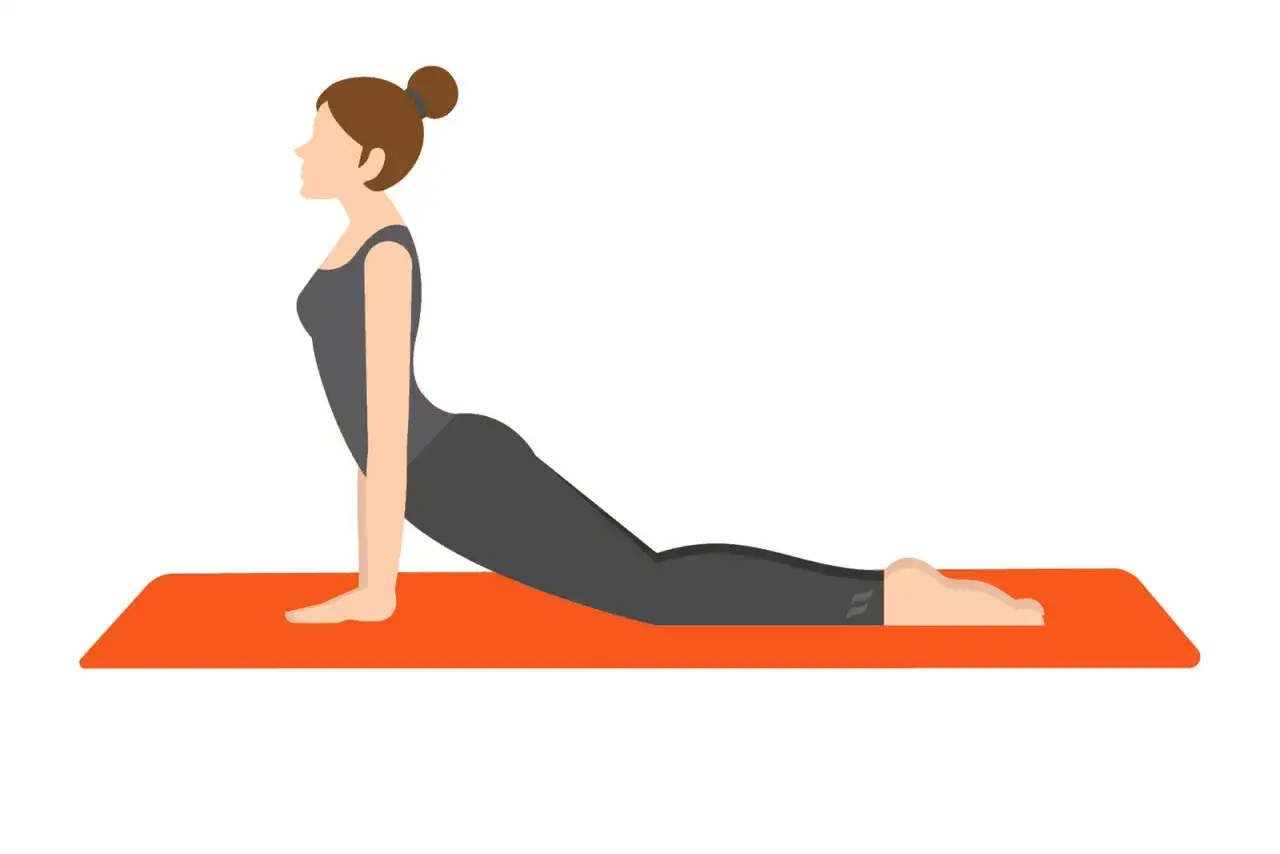 Kvinna i yogaposition på matta, kan hjälpa vid ont i ryggen gravid.
