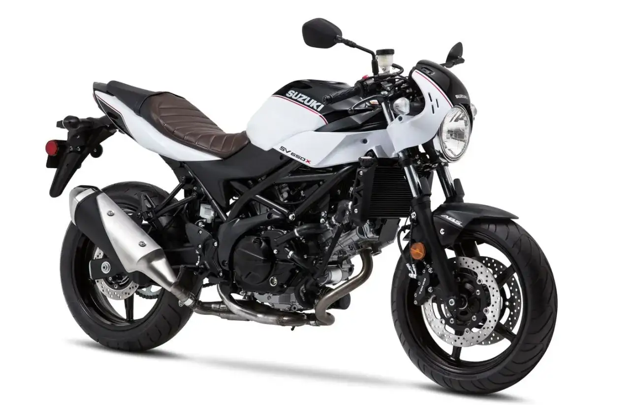 Stylowy motocykl Suzuki SV650X w kolorze białym z brązową kanapą, gotowy na każdą drogę.