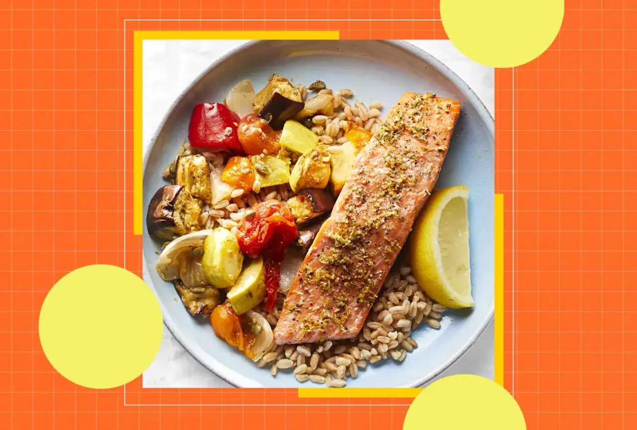 Salmone con verdure arrosto e farro, un piatto perfetto per la dieta mediterranea settimanale.