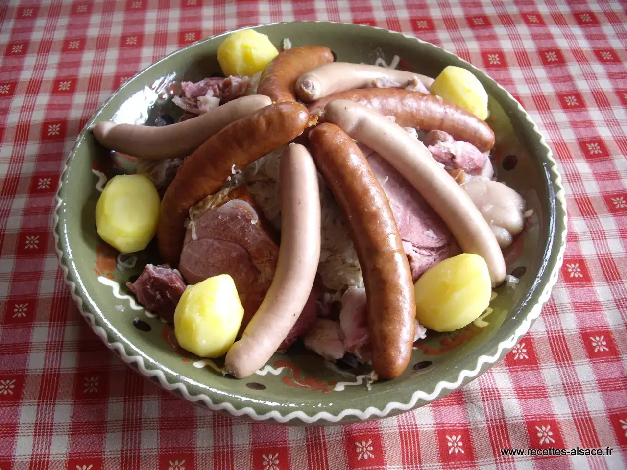 Un plat de choucroute garnie, avec des saucisses, du lard, des pommes de terre et du chou ferment&eacute;. C'est quoi la choucroute ? C'est un plat traditionnel alsacien.