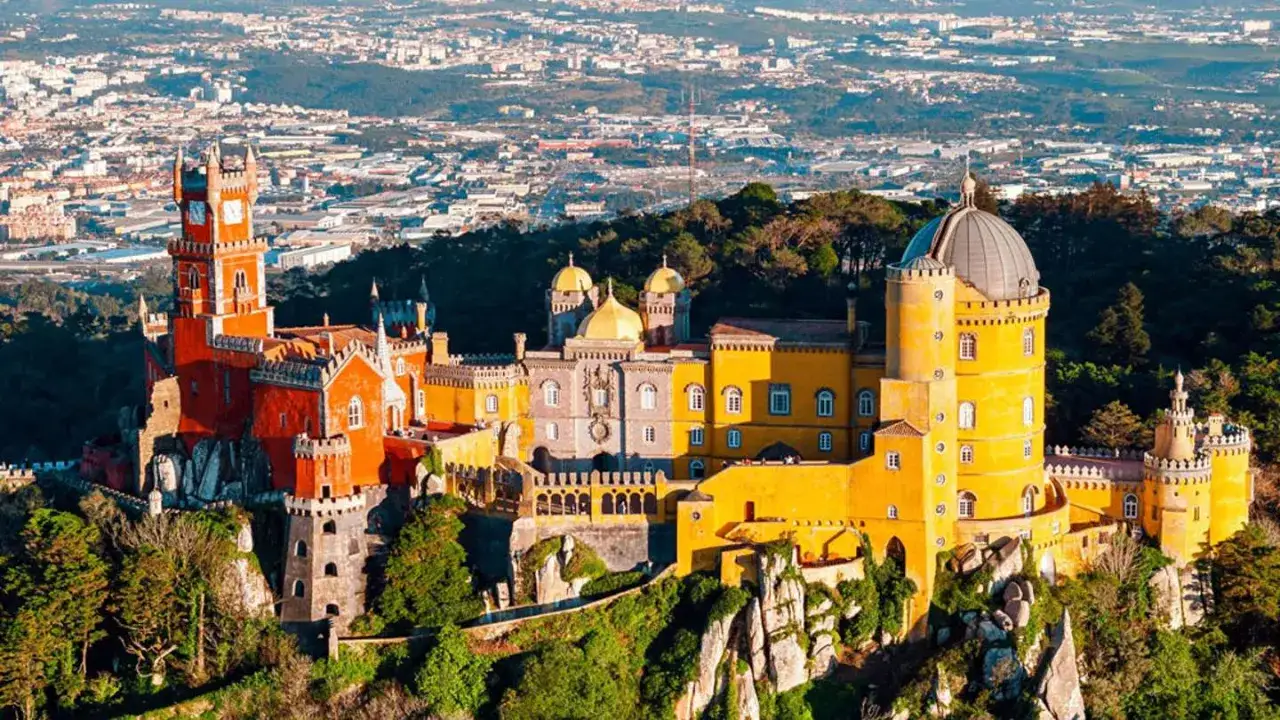Kolorowe pałace Pena i Quinta da Regaleira to gł&oacute;wne atrakcje, kt&oacute;re warto zobaczyć w Sintrze.