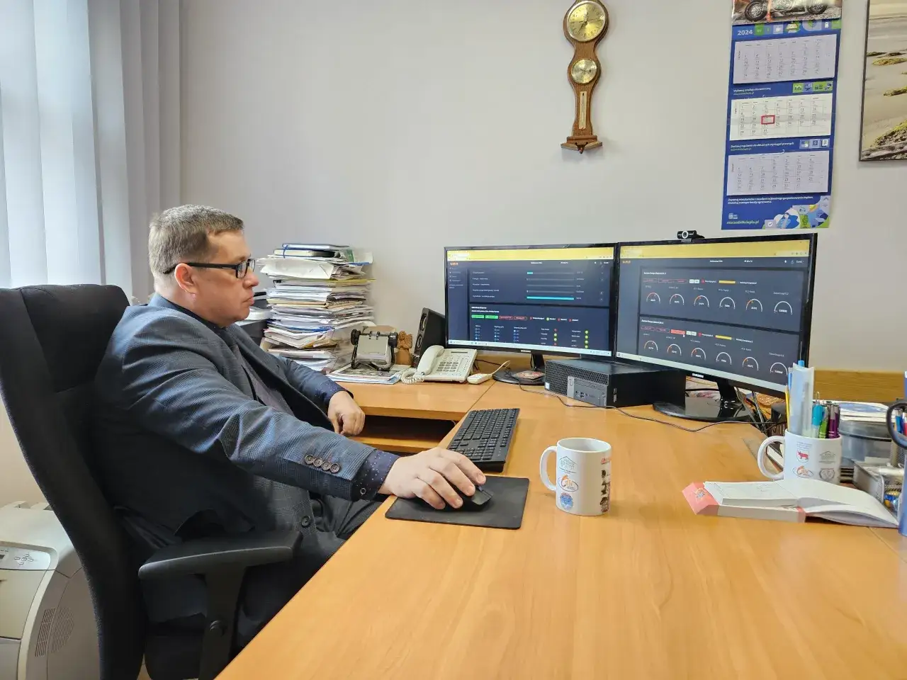 Pracownicy spółdzielni mieszkaniowej przy biurku