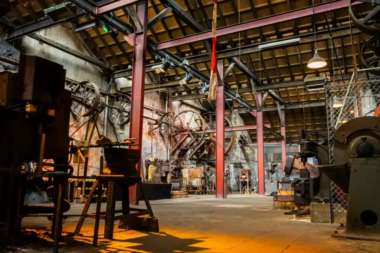 Einblick in das Museum der Industriekultur: Alte Maschinen, Zahnr&auml;der und Ambosse zeugen von vergangener Handwerkskunst.