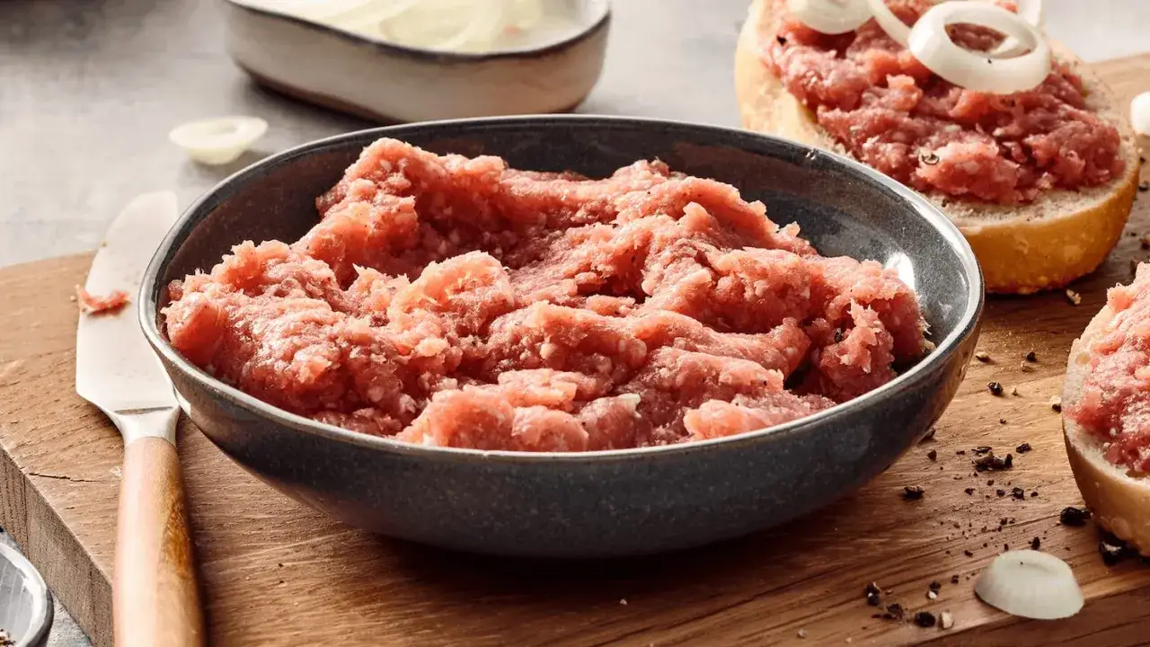 Frisches Mett mit Gewürzen
