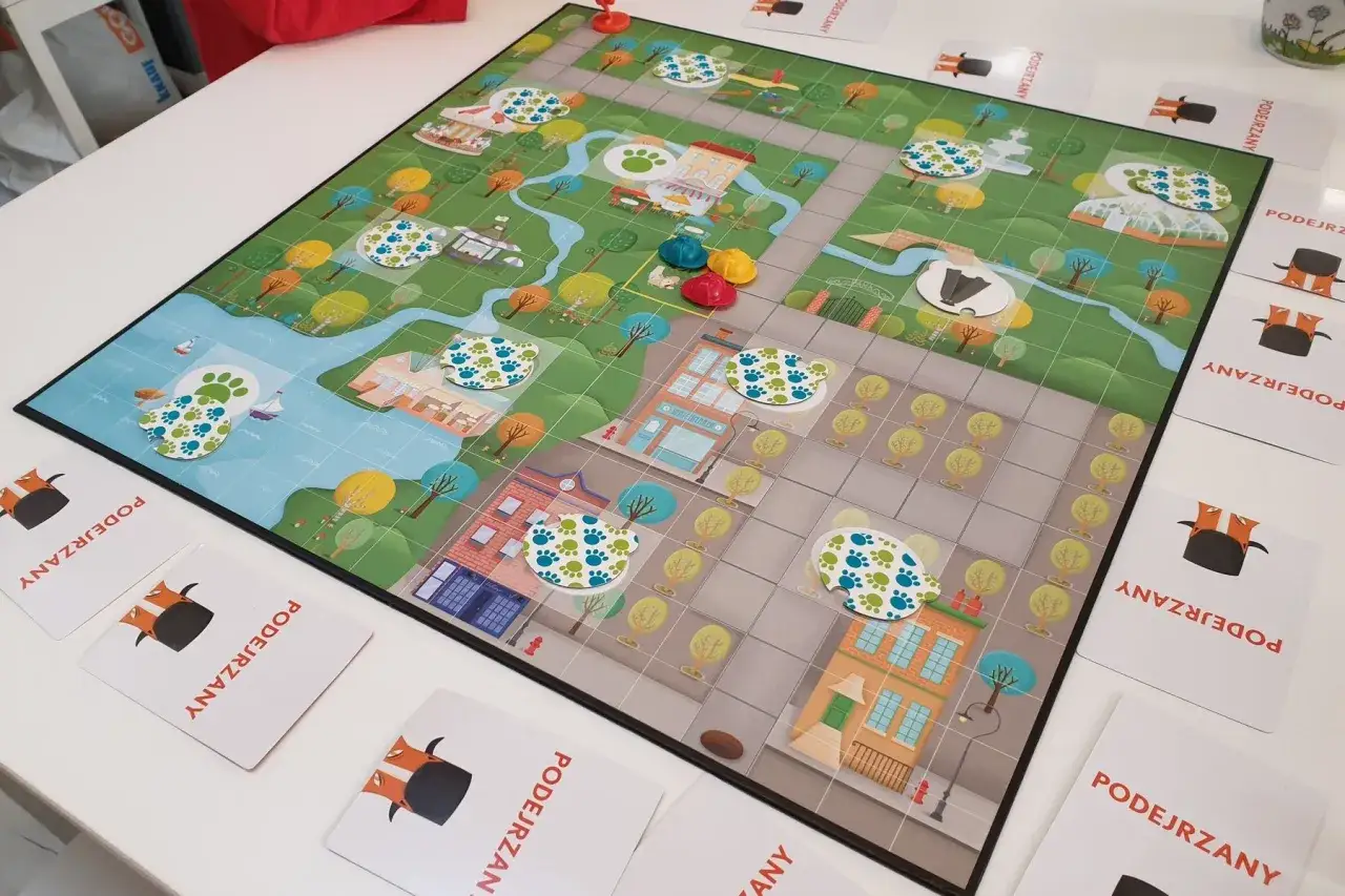 Kolorowa plansza gry dla dzieci, gdzie pieski tropią ślady. Idealna zabawa dla graczy gry 5+.