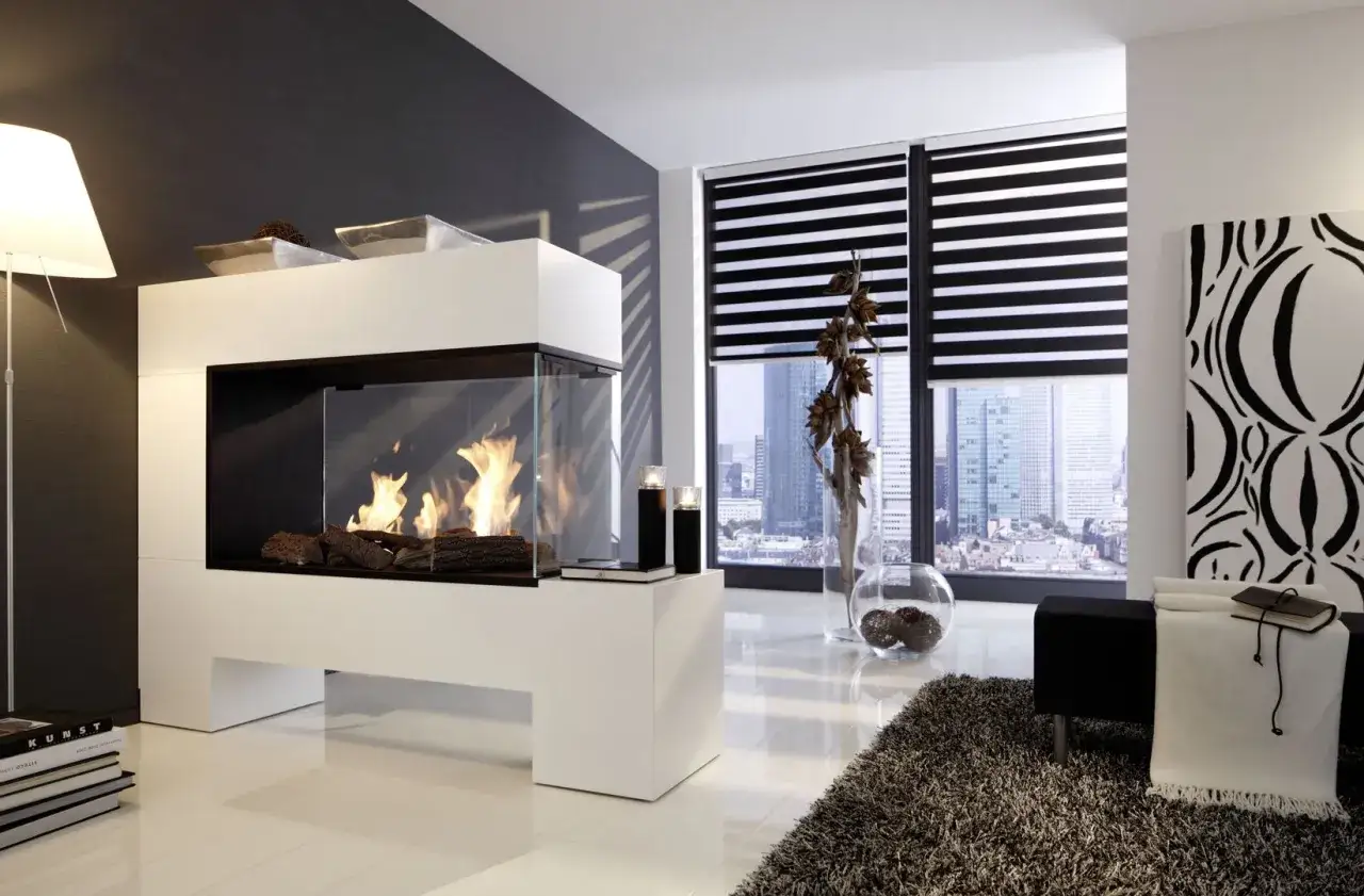 Moderner Kamin mit Glasfront, der den Raum trennt. Ein gemütliches Feuer brennt, während draußen die Stadt pulsiert.