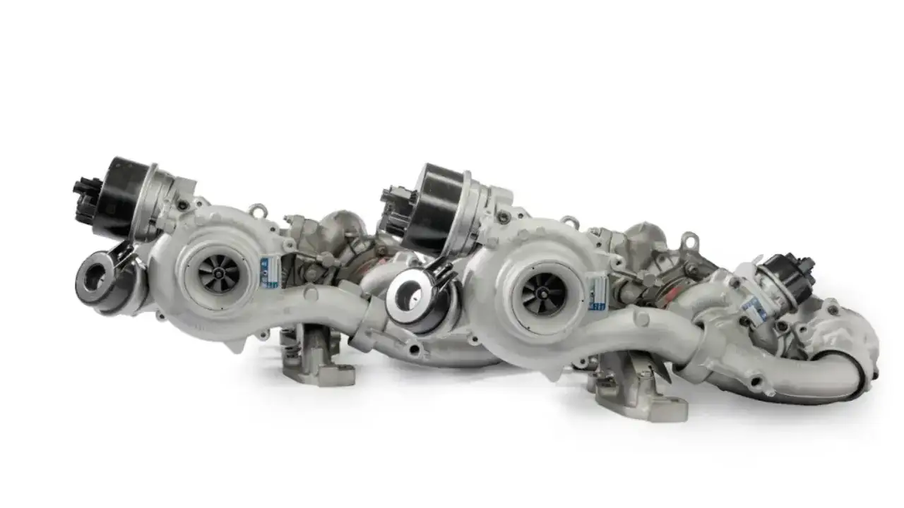 Kilka turbosprężarek, w tym nieszczelna turbina spaliny, gotowych do montażu.