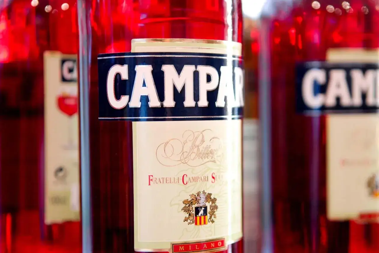 Mehrere Flaschen Campari, die verschiedenen Campari Sorten sind im Fokus.