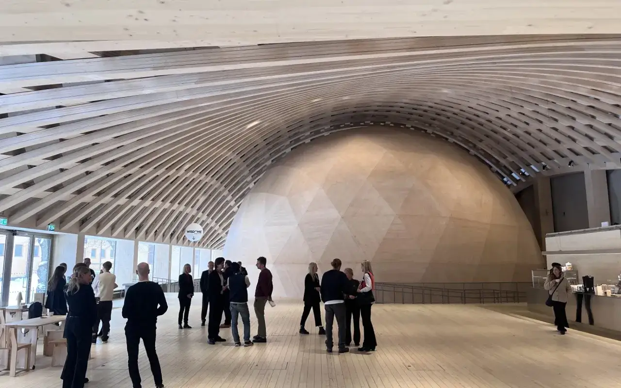 Besökare samlas i den imponerande entréhallen på Wisdome tekniska museet, med dess unika träkonstruktion och kupol.