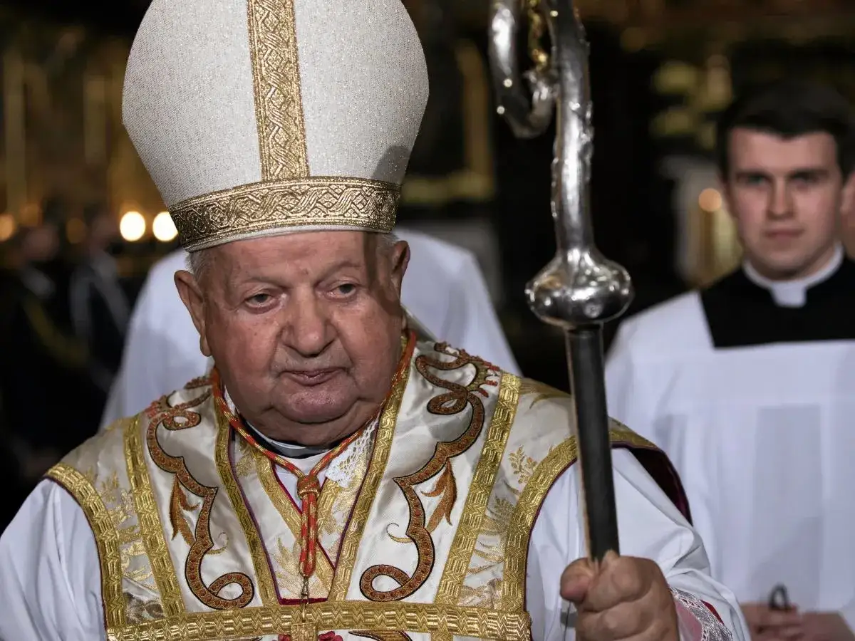 Starszy kardynał w bogatych szatach, trzymający pastorał. Ilu kardynałów jest w Polsce? Trudno powiedzieć, ale ten wygląda na ważnego.