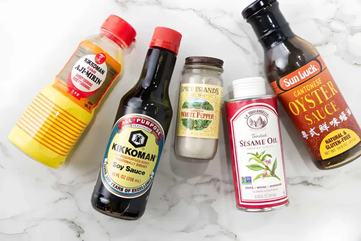 Bouteilles de sauce soja, mirin, huile de sésame, poivre blanc et sauce aux huîtres, ingrédients parfaits pour une sauce asiatique pour riz.