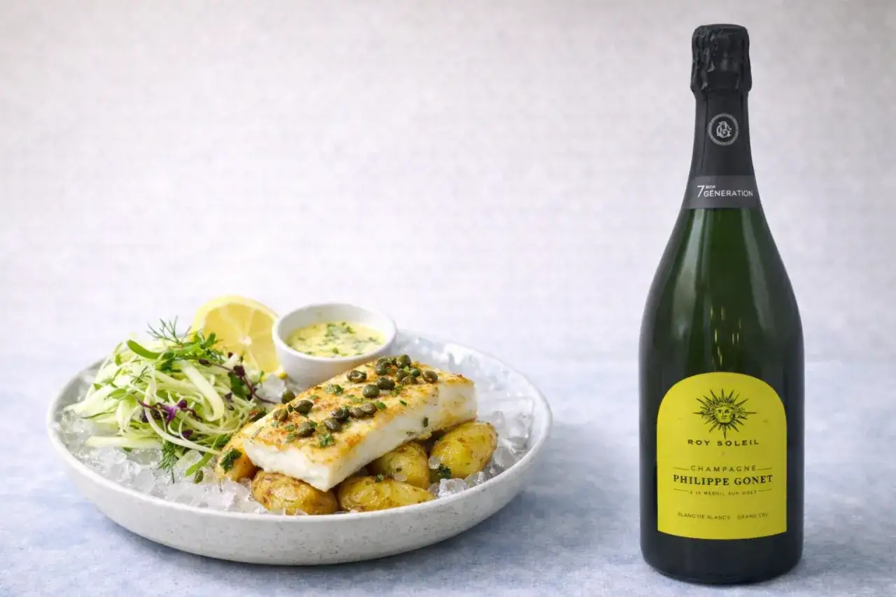 Quel vin avec poisson en sauce ? Un champagne Philippe Gonet, parfait pour accompagner ce plat de poisson, pommes de terre et sauce crémeuse.