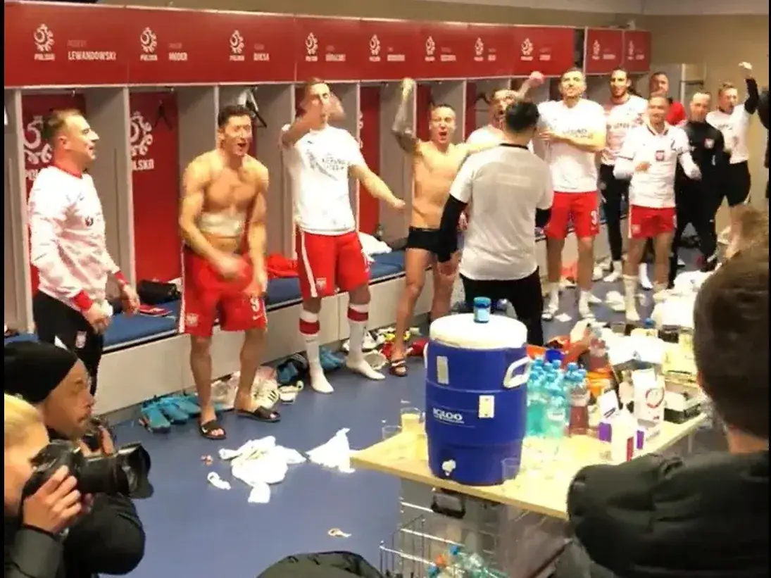 piłkarze w szatni podczas przerwy meczu