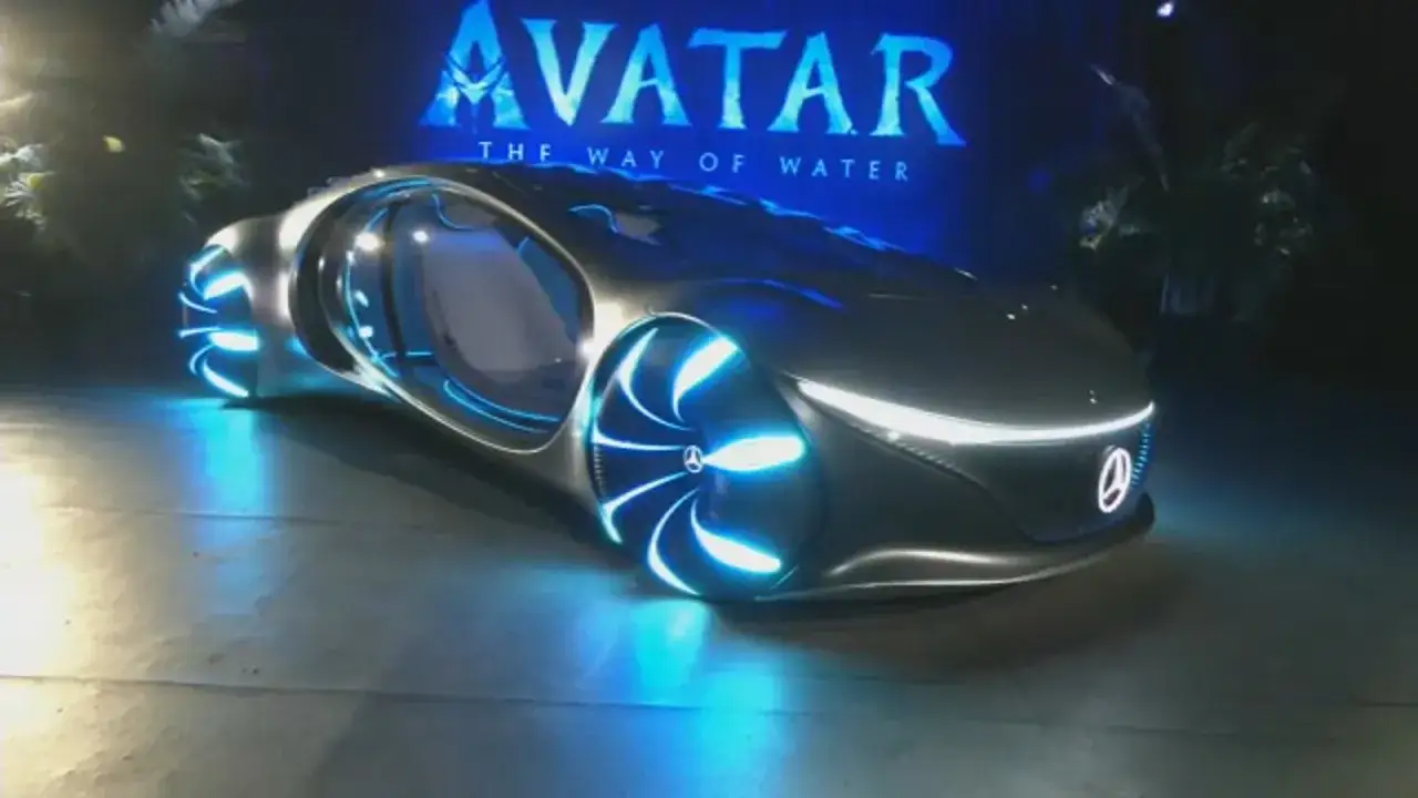 Futurystyczny Mercedes Vision AVTR z podświetlanymi kołami, inspirowany filmem Avatar.