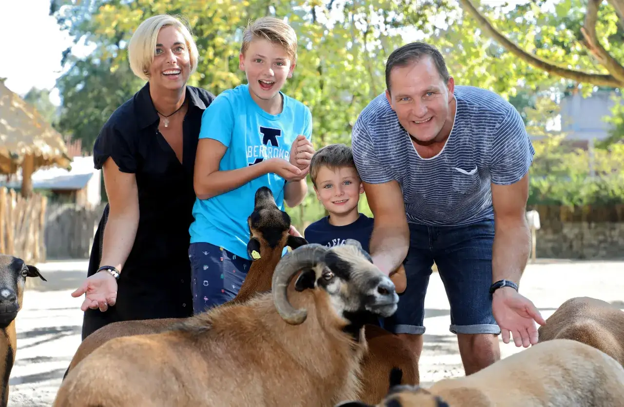 Familie hat Spa&szlig; im Erlebnis-Zoo Hannover