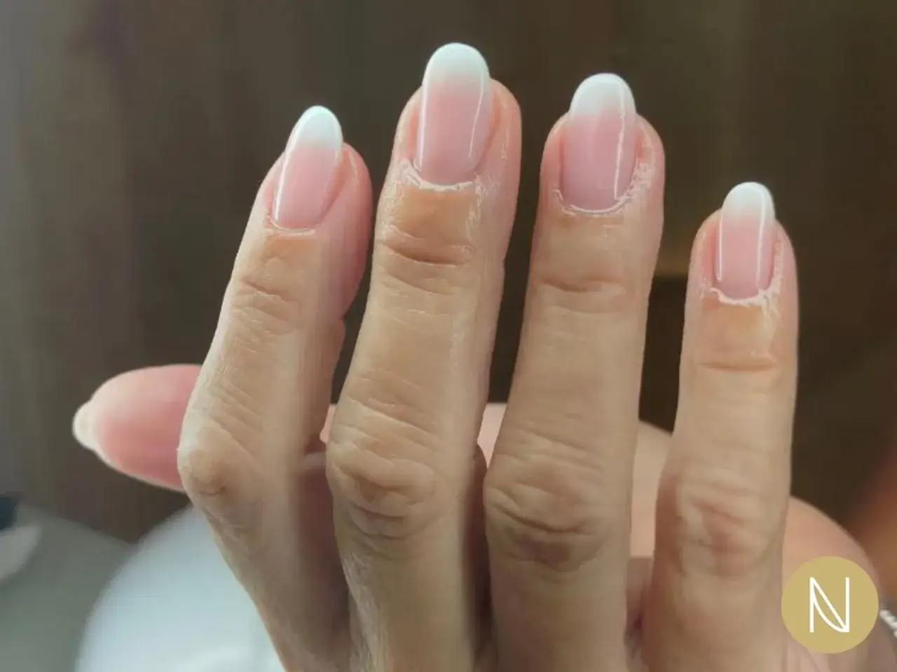 Mani curate con unghie baby boomer, un look classico che evoca un senso di eleganza senza tempo.