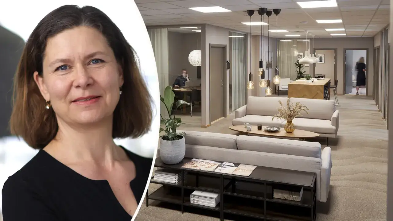 Kvinna i f&ouml;rgrunden, bakom henne ett modernt kontorslandskap med soffor, bord och glasv&auml;ggar. Kanske en bild av en dysfunktionell arbetsplats som f&ouml;rs&ouml;ker se inbjudande ut.