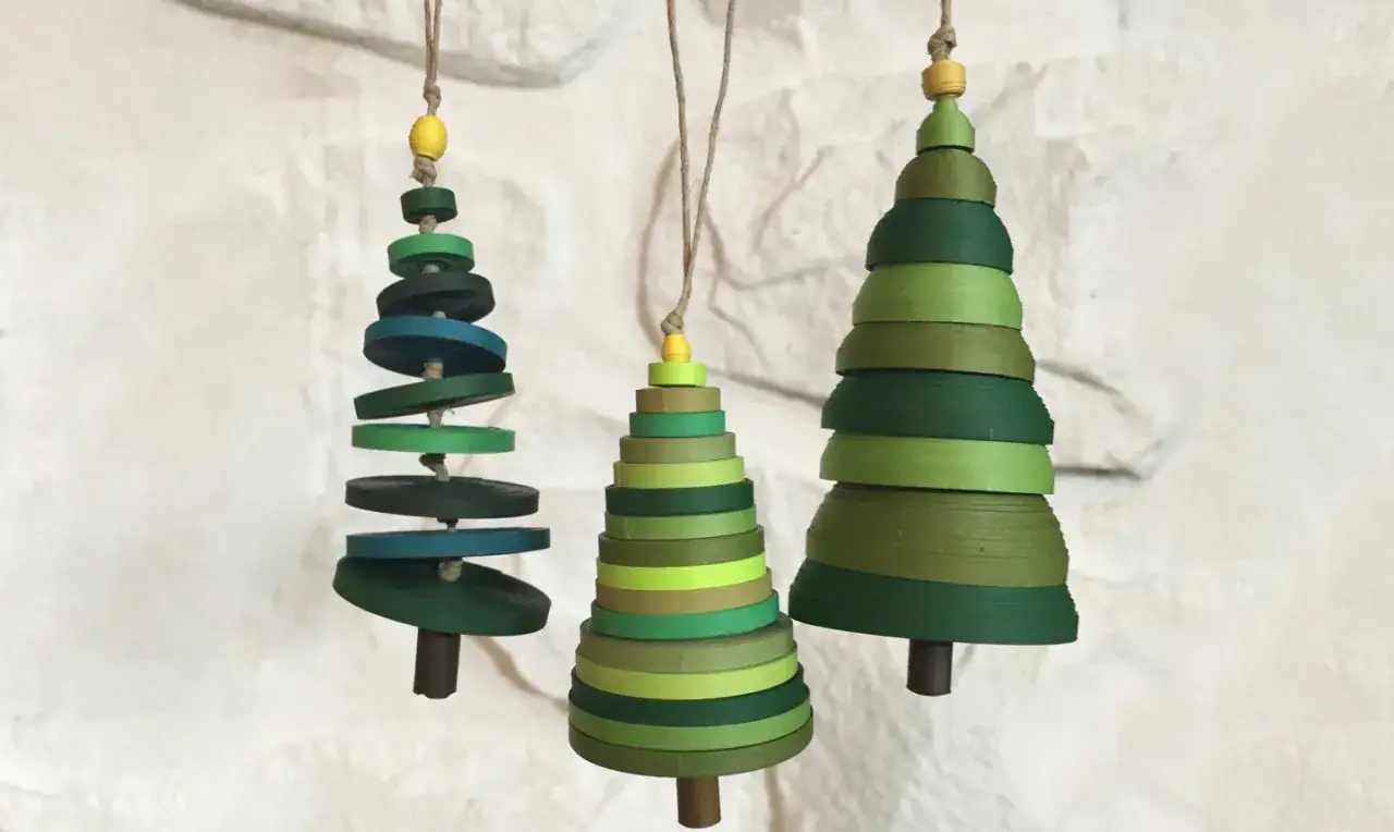 Alberi di Natale in quilling, perfetti per un tutorial quilling natale fai da te. Diverse tonalit&agrave; di verde e blu.