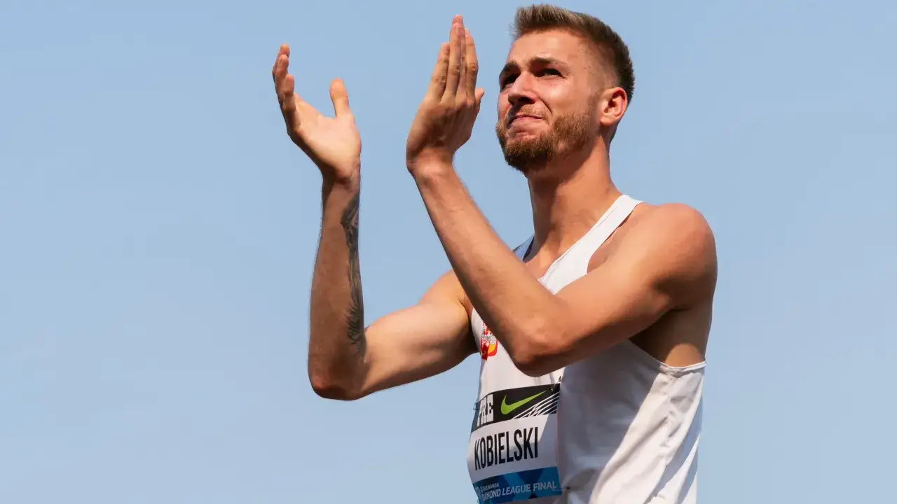 Norbert Kobielski, lekkoatleta, klaszcze w dłonie, wyrażając radość po udanym występie na Diamond League Final.