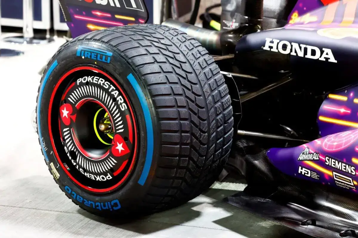 Opony F1 Pirelli z logo PokerStars na feldze bolidu Red Bull Racing Honda.