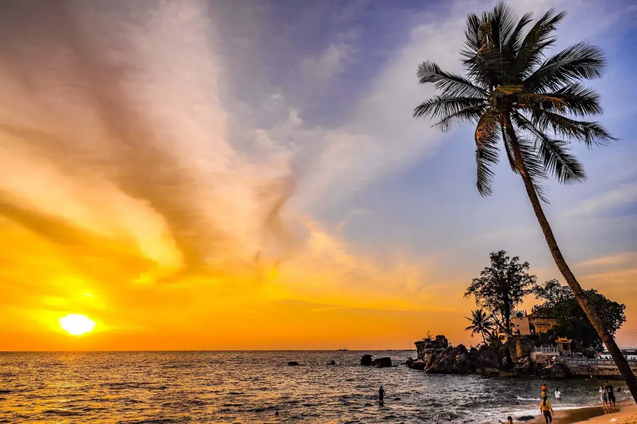 Sonnenuntergang am Strand von Phu Quoc. Die beste Reisezeit f&uuml;r dieses tropische Paradies ist jetzt.