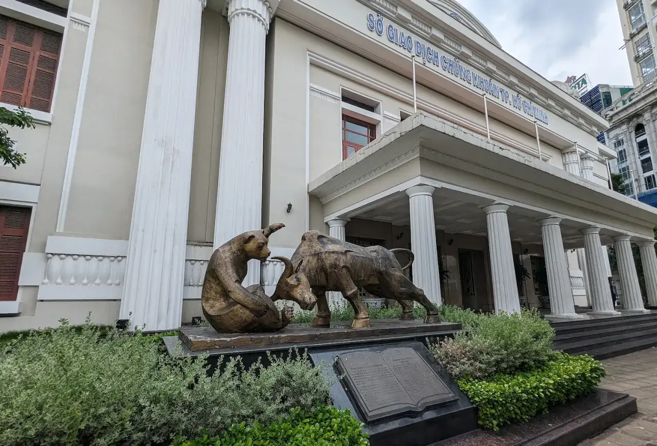 Bären- und Stierstatue vor dem Börsengebäude in Ho-Chi-Minh-Stadt, ein Symbol für den Vietnam ETF.