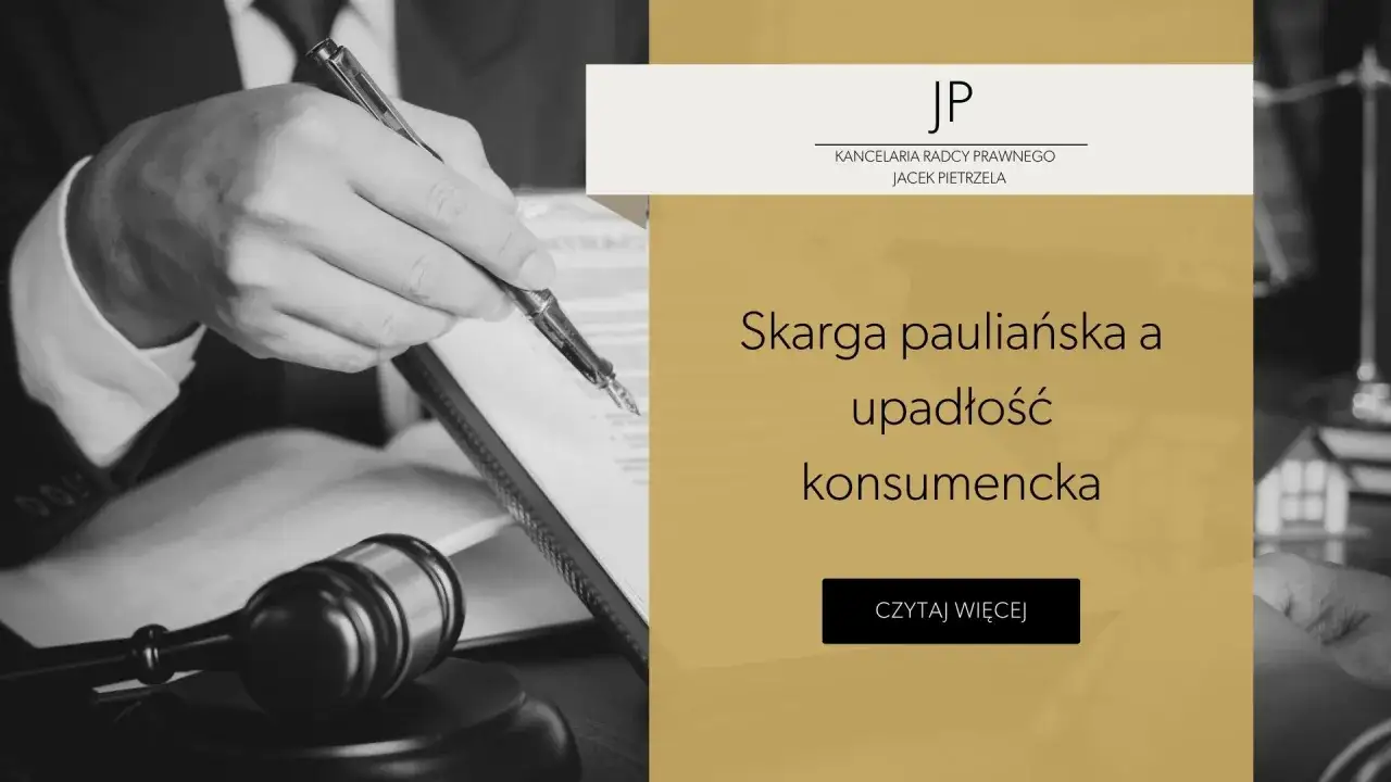Dłoń prawnika pisze dokument, obok młotek sędziowski. Tytuł: Skarga pauliańska a upadłość konsumencka.