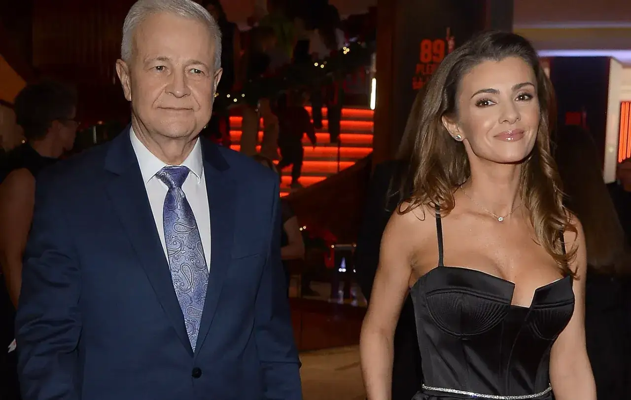 Apoloniusz Tajner w eleganckim garniturze i jego młodsza partnerka na czerwonym dywanie. Wiek Apoloniusza Tajnera nie jest widoczny na pierwszy rzut oka.