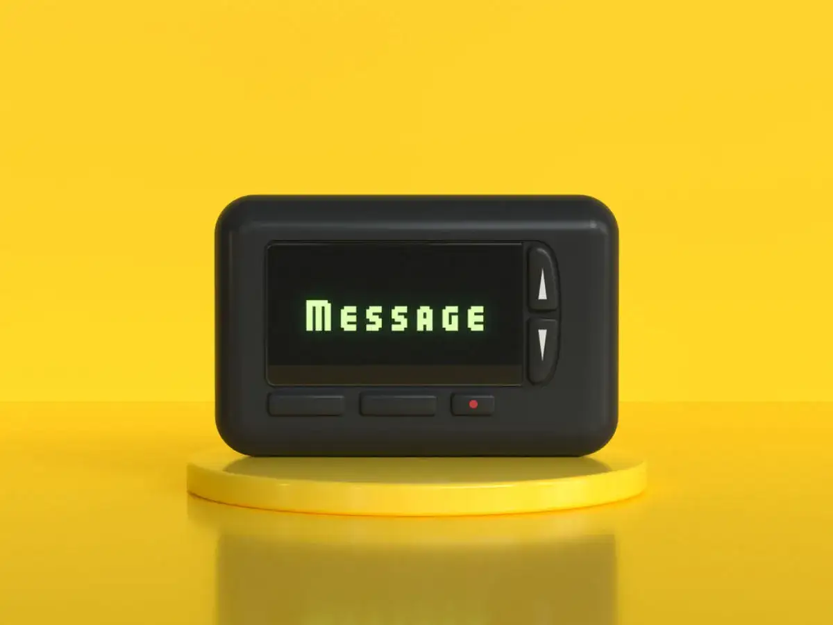 Czarny pager z napisem 