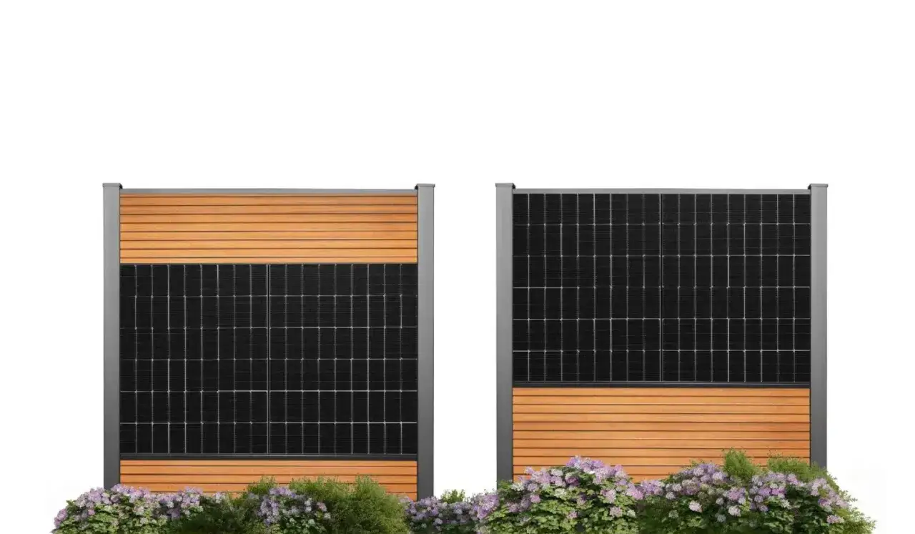 Zwei moderne Gartenelemente mit senkrechten Solarmodulen, kombiniert mit Holzverkleidung und blühenden Sträuchern.