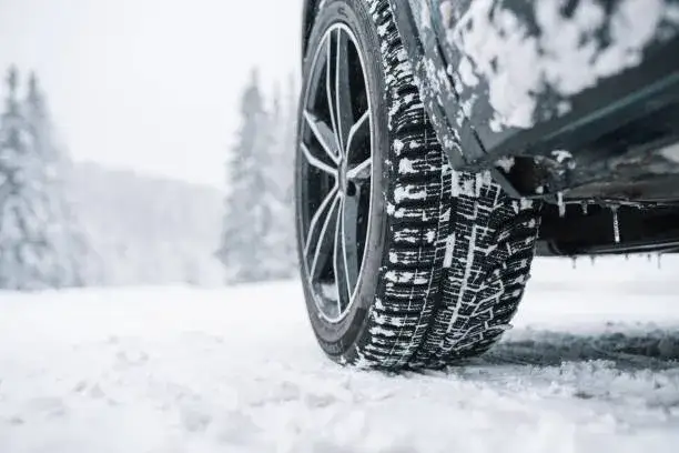 pneu hiver sur neige gros plan