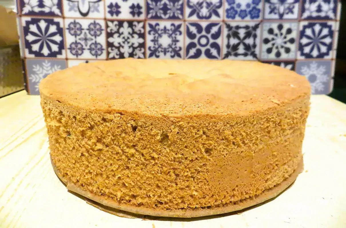 Puszysty biszkopt z 4 jaj z mąką ziemniaczaną, idealny do tortów.