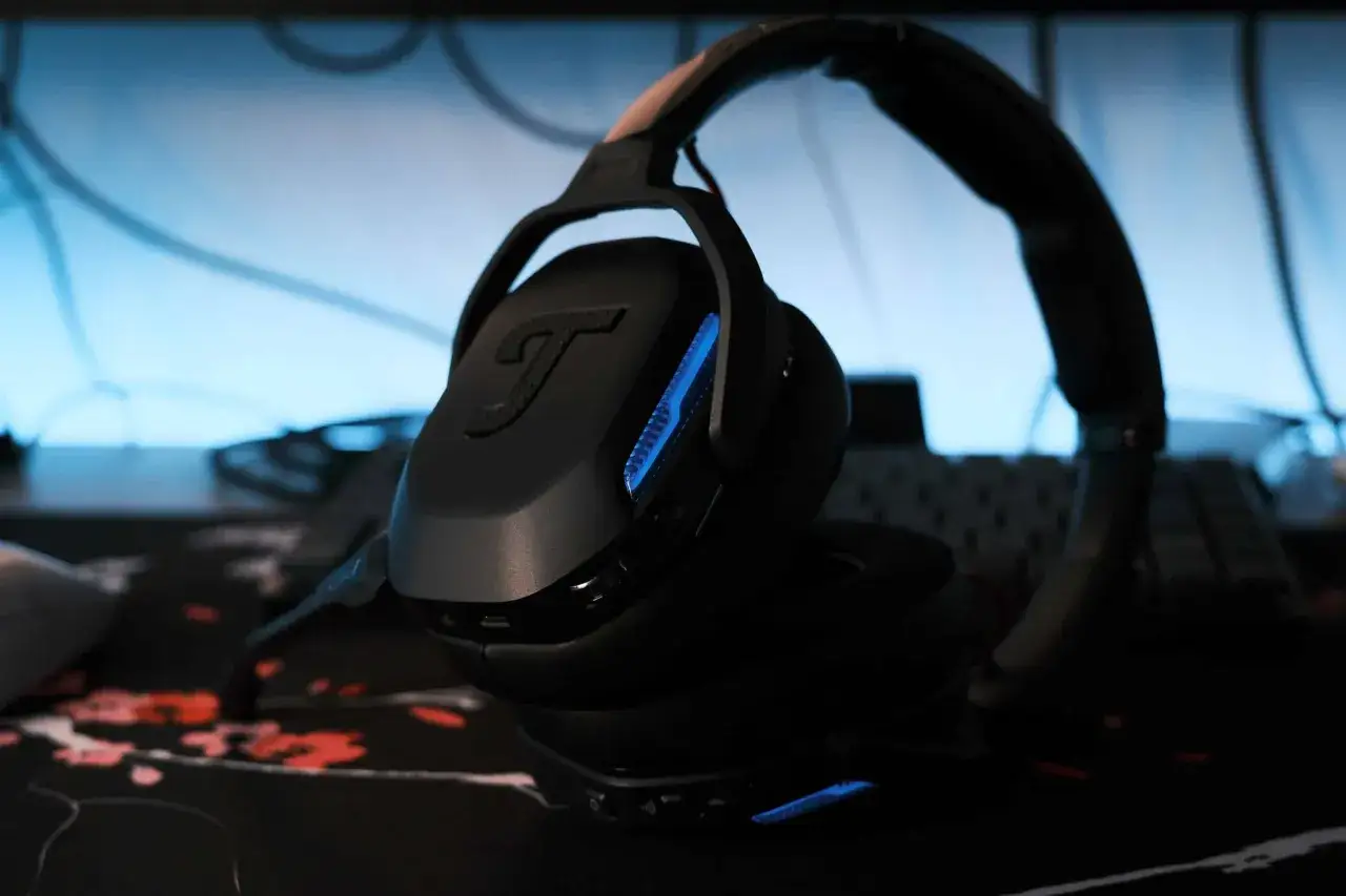 Schwarzes Teufel Gaming Headset mit blauen Akzenten, bereit f&uuml;r den n&auml;chsten Test.