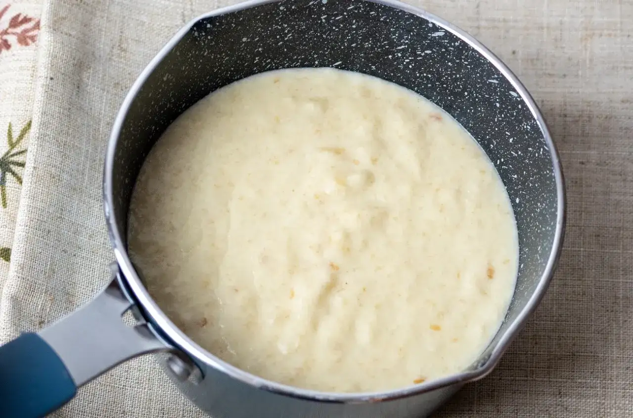 Kremowy sos z gorgonzoli z mascarpone w rondelku, gotowy do podania.
