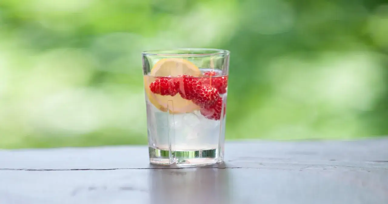 Erfrischendes Wasser mit Himbeeren und Zitrone, ein einfaches skiwasser rezept f&uuml;r hei&szlig;e Tage.