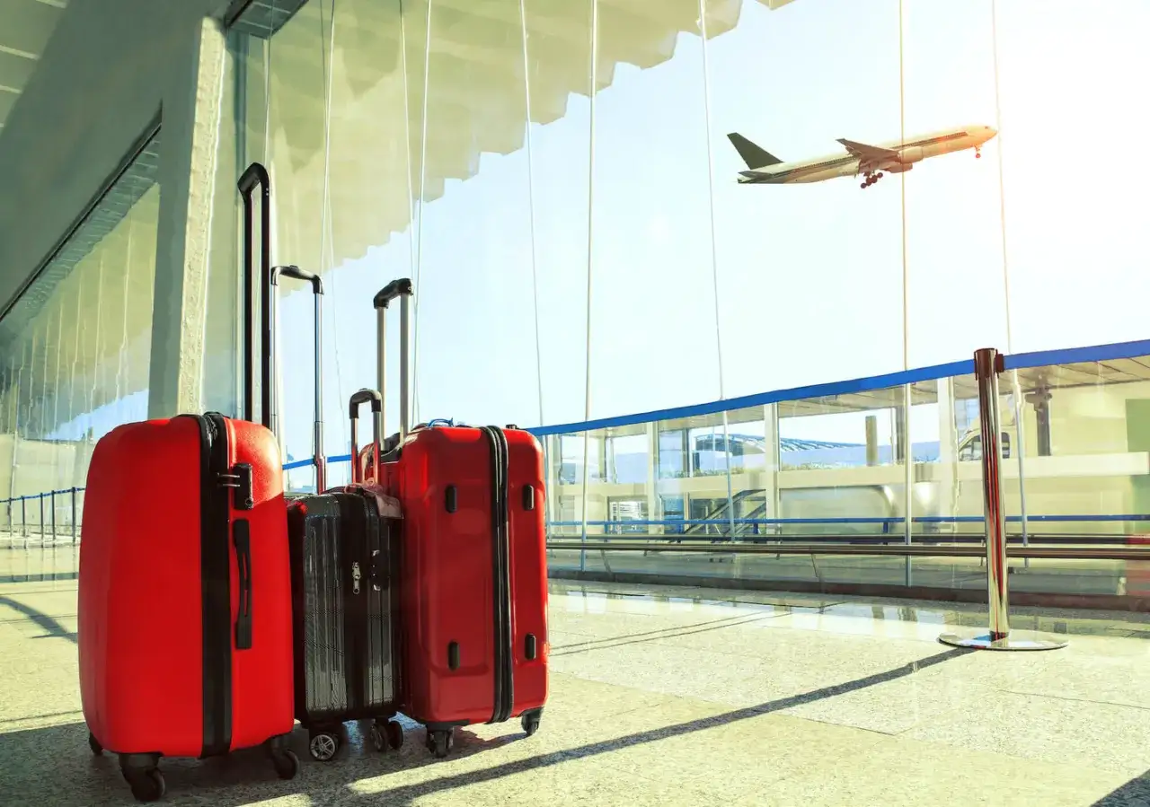Trzy walizki czekają na lotnisku. Czy to początek podr&oacute;ży, czy może lufthansa zagubiony bagaż?