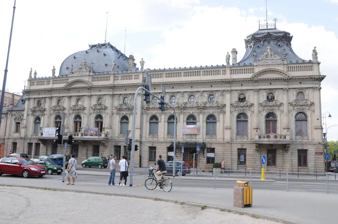 Imponujące zabytki w Łodzi, w tym Teatr Wielki, z ludźmi spacerującymi i jeżdżącymi na rowerze.