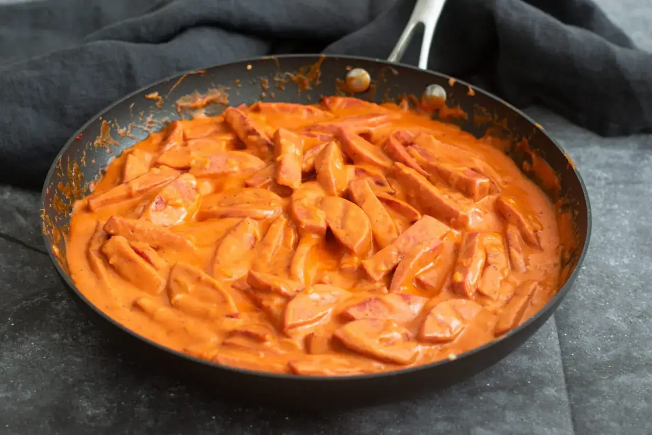 En panna med kr&auml;mig korvstroganoff med ris. En klassisk svensk r&auml;tt som v&auml;rmer gott.
