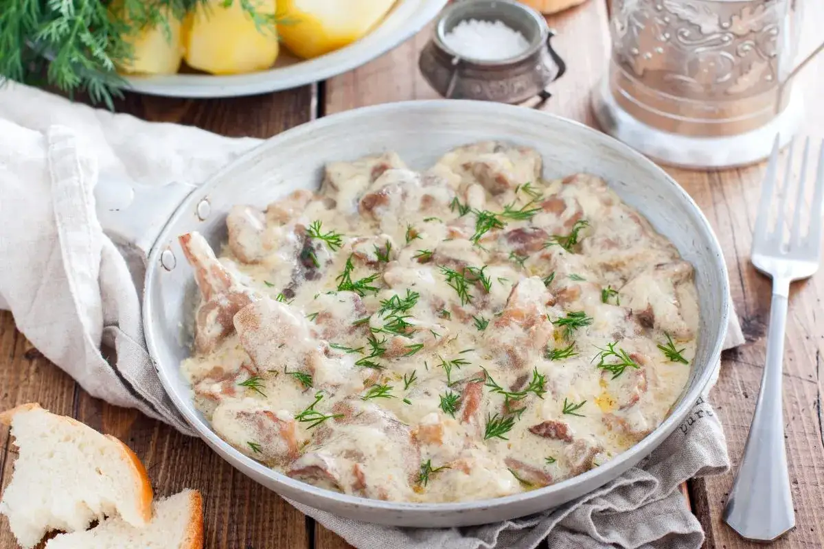 Grzyby w śmietanie, ozdobione koperkiem, kuszą aromatem. Idealne przyprawy do grzybów w śmietanie podkreślą ich smak. Obok kromki chleba i ziemniaki.